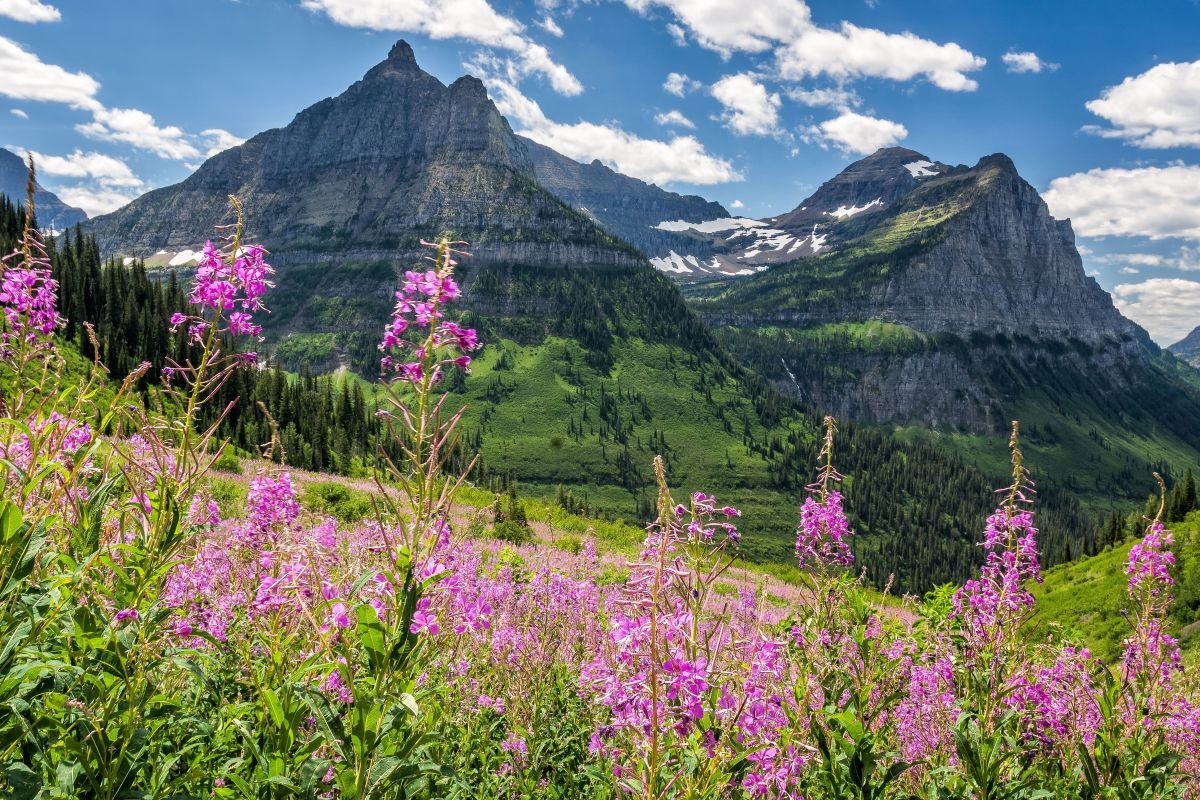 A picturesque place with rocks, valleys, sharp peaks, and lakes. It's perfect for hiking and camping.