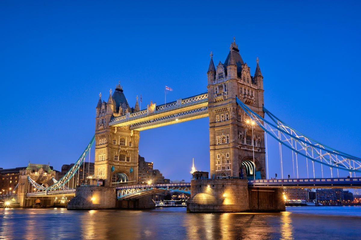 London is famous for ancient buildings, the Palace of Westminster, Trafalgar Square, Tower of London, London Eye, Art Galleries, and Big Ben.